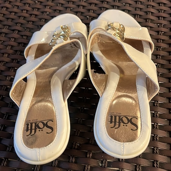 Sofft cream patent leather wedge sandals with gold hardware sz 8M - Picture 3 of 11